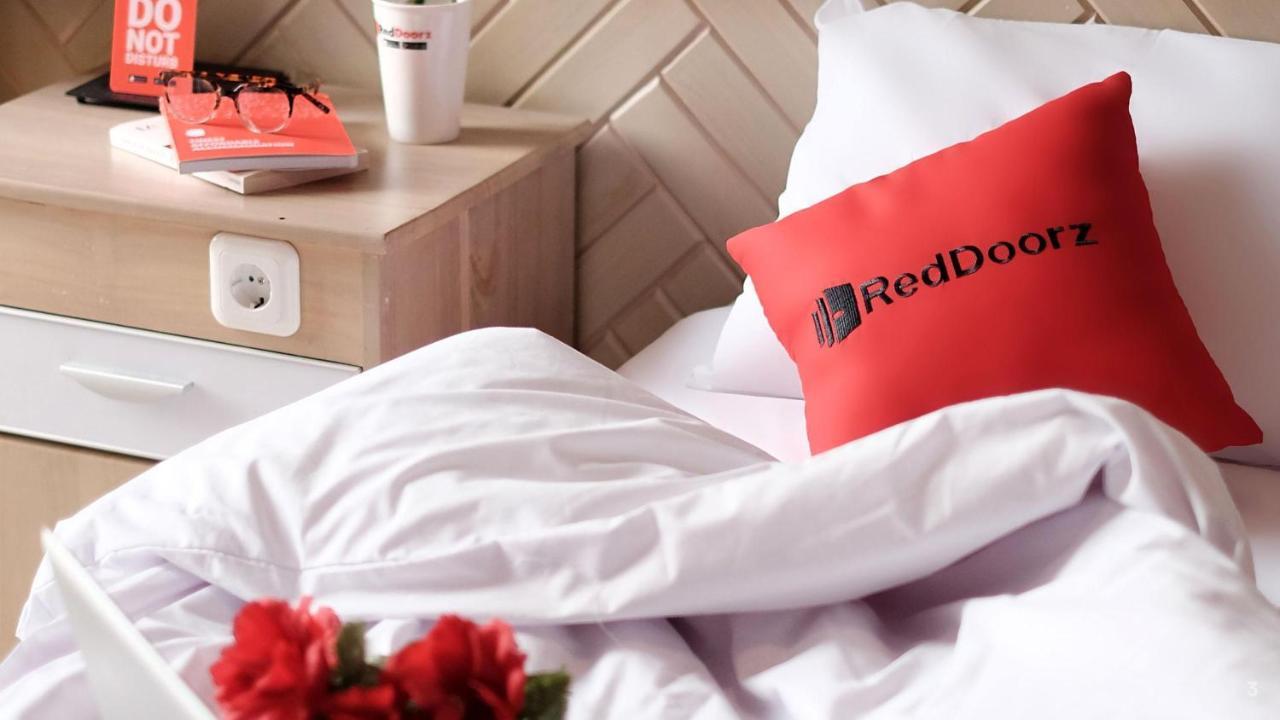 Reddoorz Tuan Viet Hotel Dinh Tien Hoang โฮจิมินห์ซิตี้ ภายนอก รูปภาพ